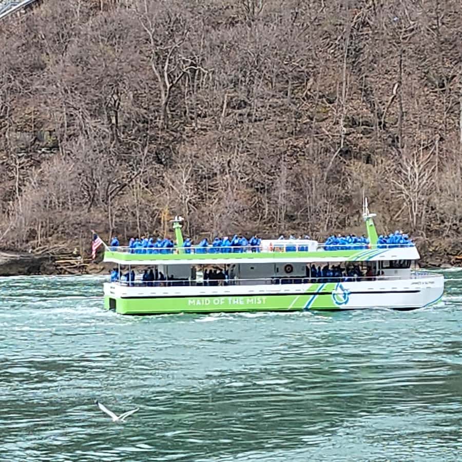 Niagara Falls, USA: Guided Tour with Maid of the Mist Cruise - Walking through Niagara Falls State Park