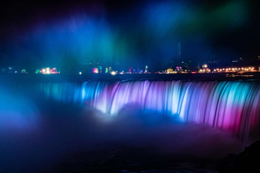 Niagara Falls, USA: Nightlight Experience with Fireworks - Why Niagara Falls looks different after dark