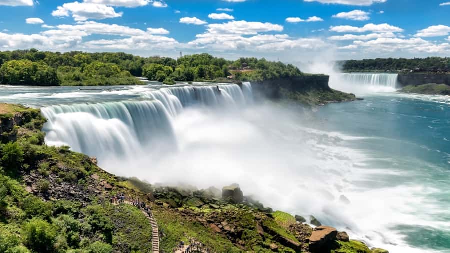 Niagara Falls Walking Tour with Maid of the Mist & Cave - How the guides affect the experience