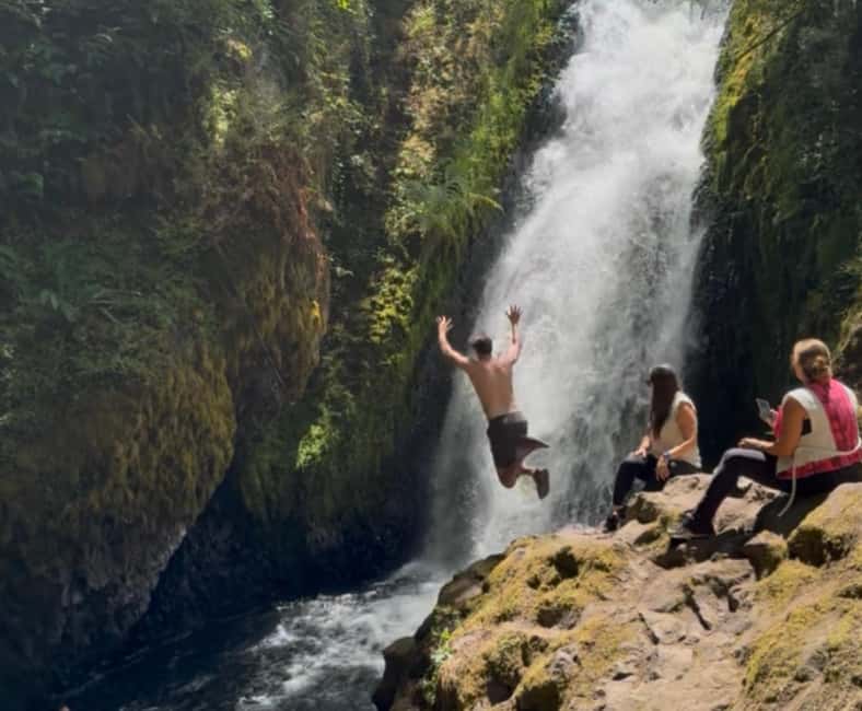 Portland: Multnomah Falls Sunset Guided Tour of 5 Waterfalls - Wahkeena Falls and the short forest walks