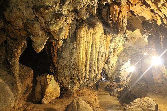 Private tour] Perfect day! Sticky waterfall + ChiangDao Cave + Wat BandenTemple - Morning flowers at Bai Orchid and Butterfly Farm