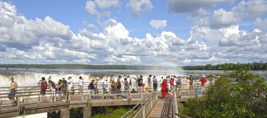 Puerto Iguazu: Iguazu Falls Argentinian Side Full-Day Tour - What the guides add to a large group