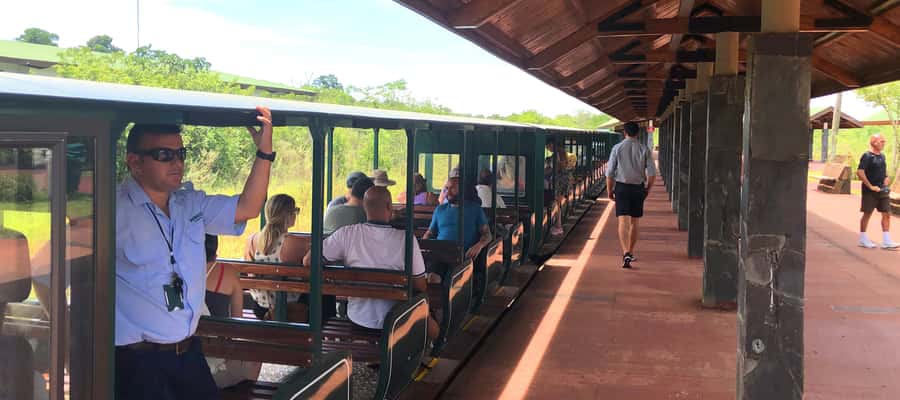 Puerto Iguazu: Iguazu Falls Argentinian Side Full-Day Tour - Entering the national park and paying the real cost