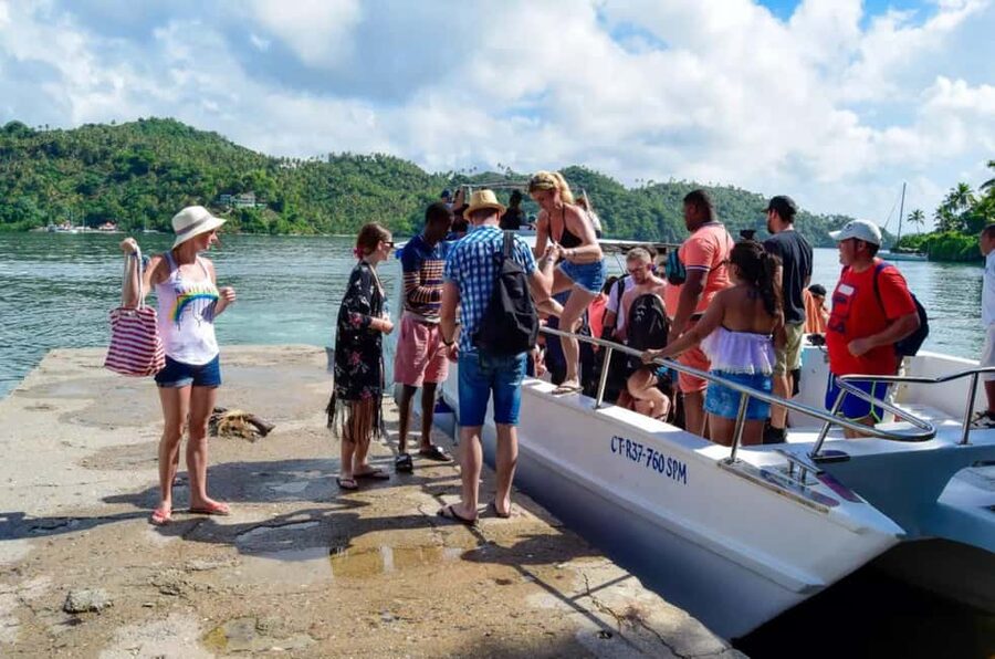 Punta Cana: Whale Watching, Cayo Levantado & Limon Waterfall - Horseback riding to El Limón Waterfall
