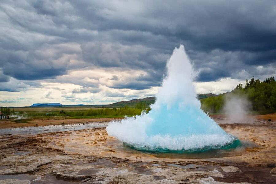 Reykjavík: Golden Circle & Extra Waterfalls Small Group Tour - Seljalandsfoss lets you walk behind the water