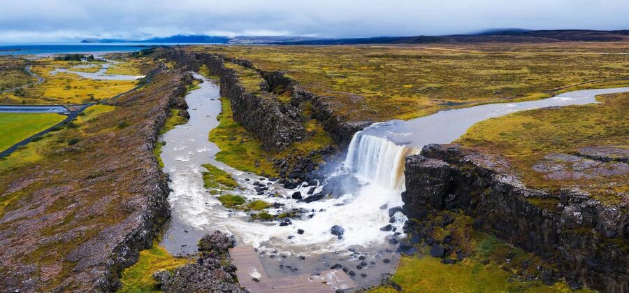 Reykjavik: Golden Circle & Waterfalls in Chinese冰岛黄金圈中文一日团 - Kerið crater brings red slopes and a blue lake