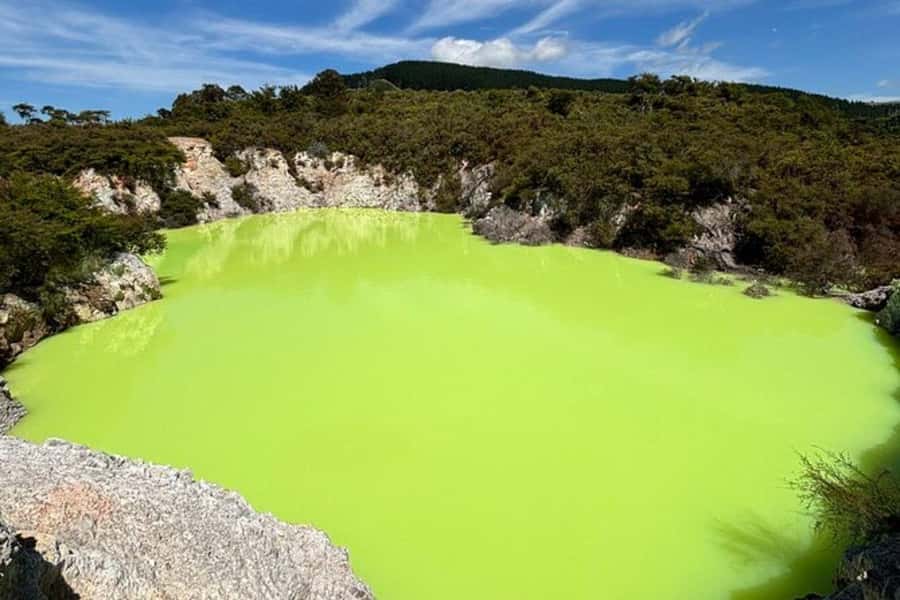 Rotorua & Taupo DayTour Waiotapu & Huka Falls from Auckland - Wai-O-Tapu brings the volcanic North Island to life