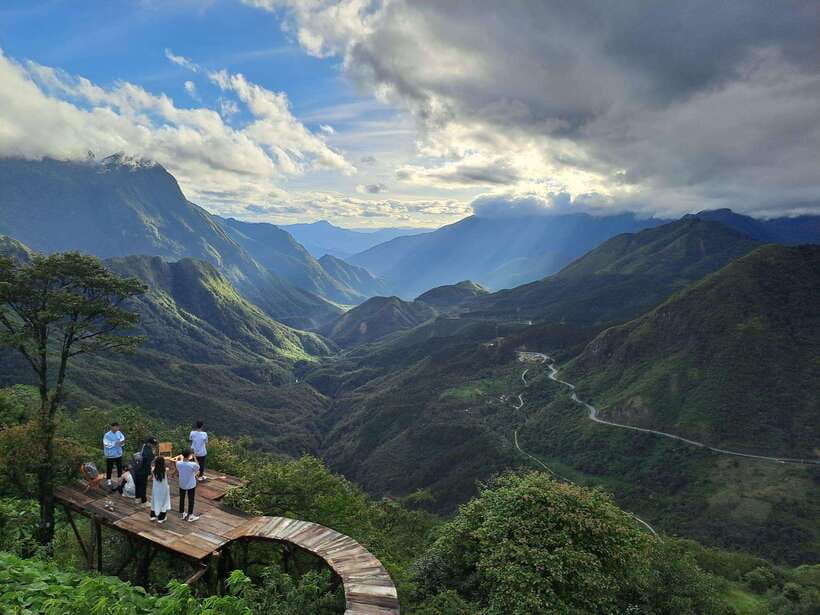 Sapa: Love Silver Waterfall, LonelyTree in Heaven-Rice Field - Love Waterfall: the forest walk begins