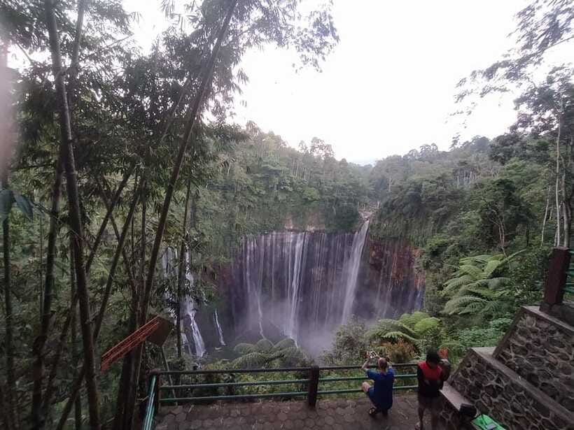 Surabaya or Malang: Tumpak Sewu Waterfall Share Guided Tour - The descent takes you below the rim