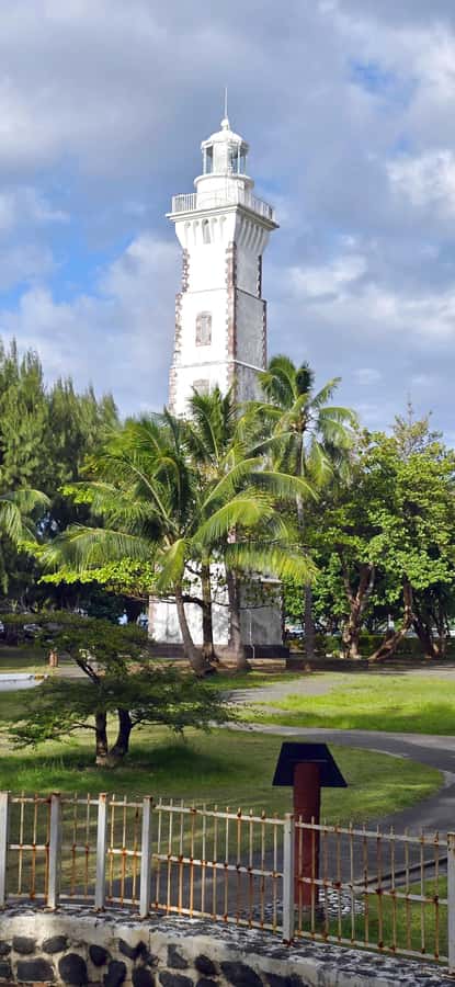 Tahiti Half Day Small Group Circle Tour - Waterfalls & Caves - Guides, group size, and the ride
