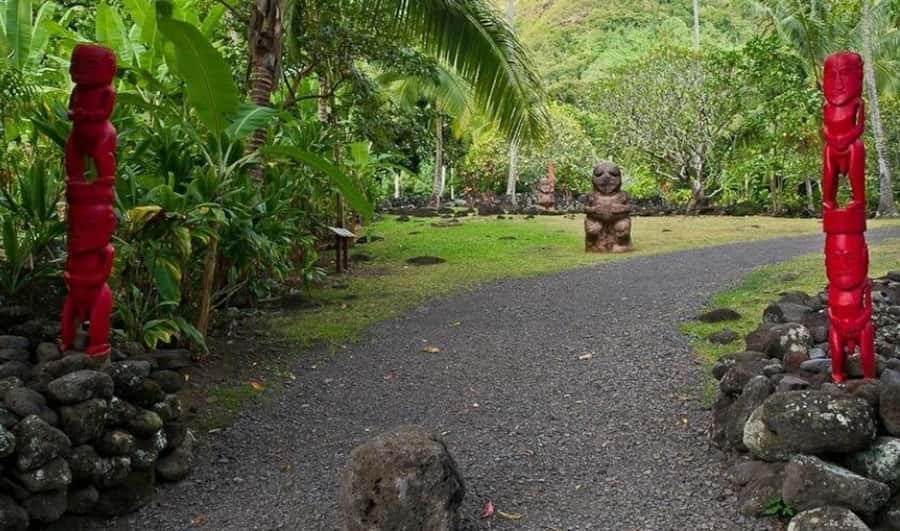 Tahiti: West and East Coast Island Tour with Waterfalls - Taharuu Beach, a scenic stop without swimming