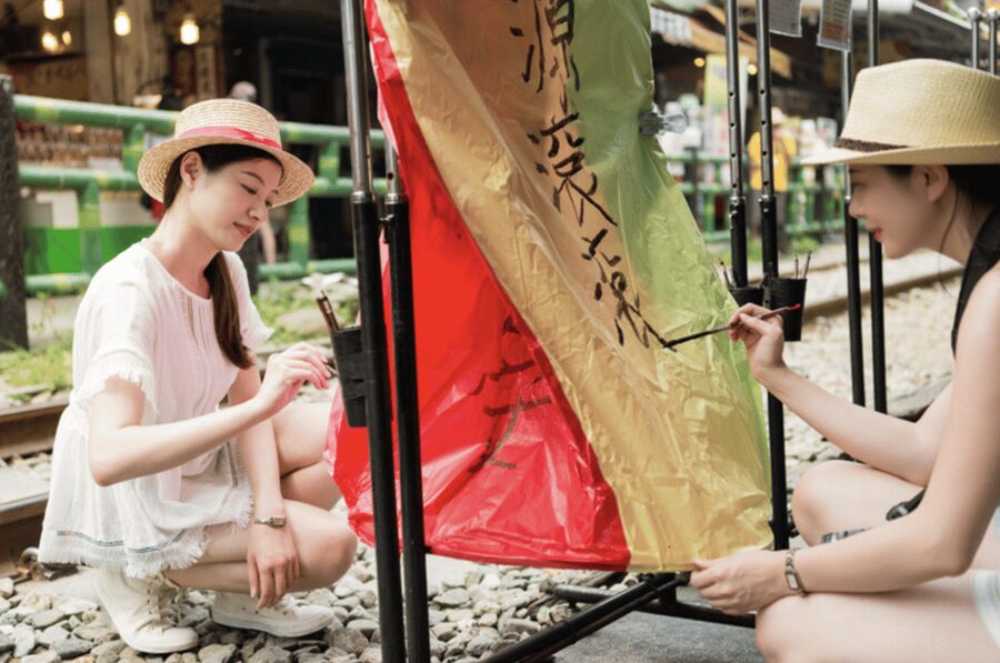 Taipei: Jiufen, Shifen Waterfall and Pingxi Sky Lantern Tour - Shifen Waterfall and the sound of moving water
