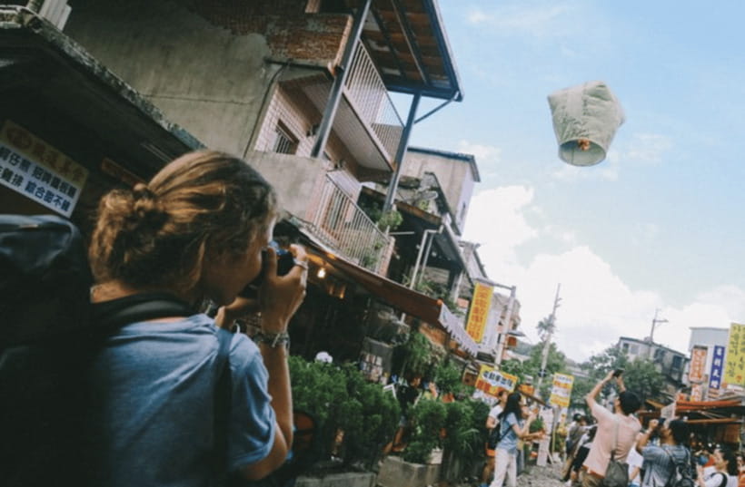 Taipei: Jiufen, Shifen Waterfall and Pingxi Sky Lantern Tour - Yin Yang Sea and the old mining country