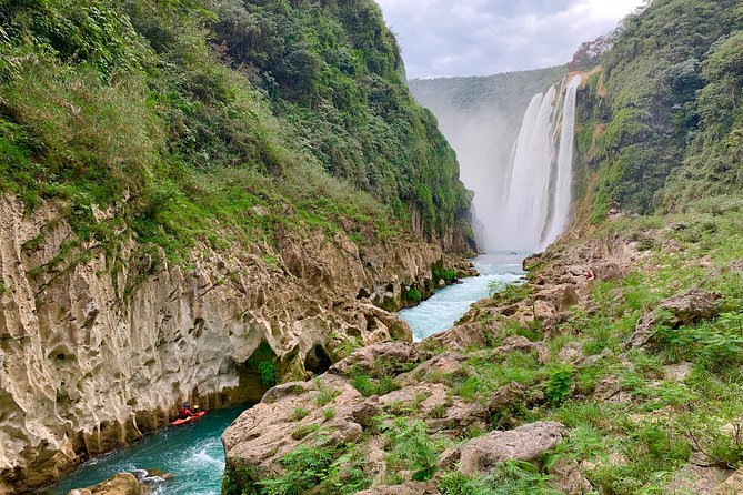 Tamul waterfall and water cave on a wooden canoe - Key points to know before you go