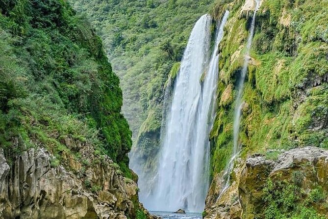 Tamul waterfall and water cave on a wooden canoe - Why the Tampaón River makes this trip special