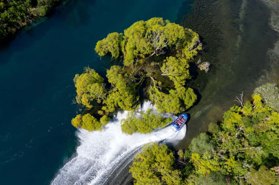 Taupō: Huka Falls 30-Minute Jet Boat Experience - Getting wet, especially in cool weather