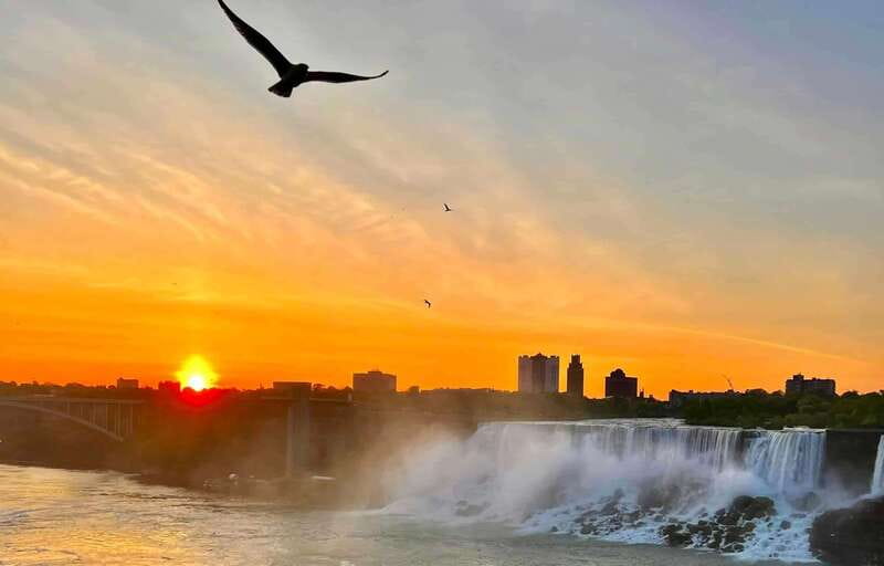 Toronto: Niagara Falls Day & Evening Tour + Top Attractions - Four to five hours around the Canadian falls