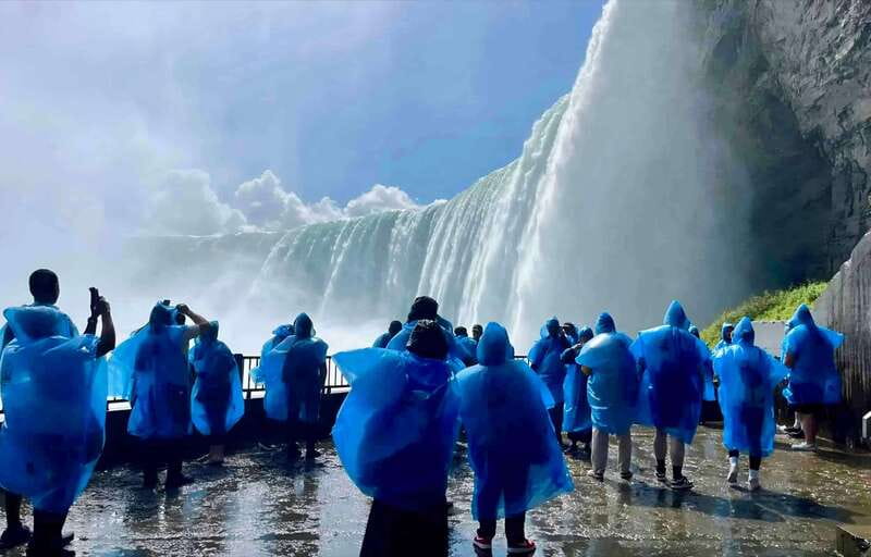 Toronto: Winter Niagara Falls Tour with Attractions Package - Three hours beside the falls and Clifton Hill