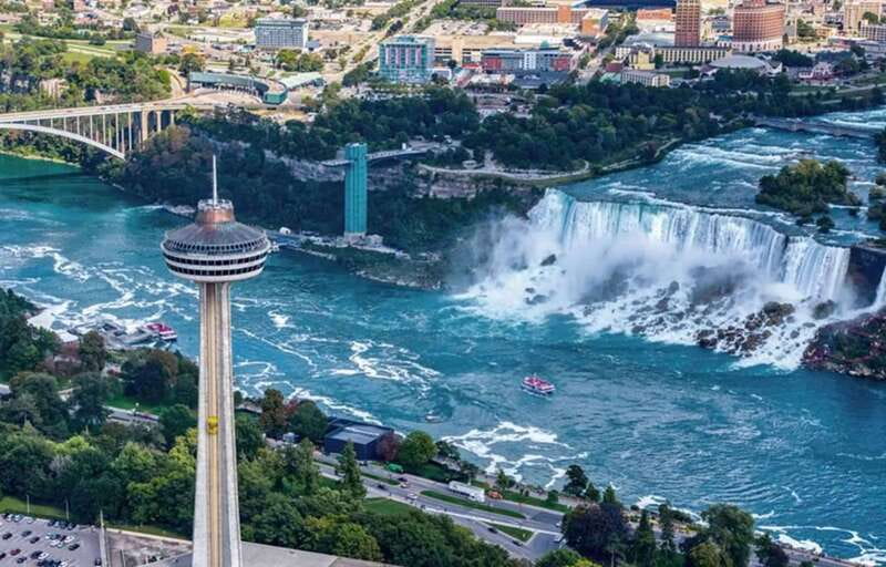 Toronto: Winter Niagara Falls Tour with Attractions Package - What the guides add to the day