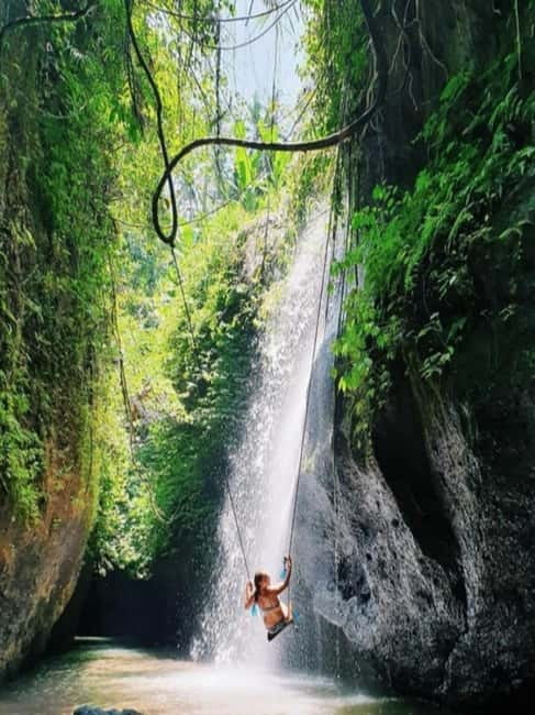 Ubud: 4 Waterfalls Tour with Private Driver - Kanto Lampo, a photogenic first stop