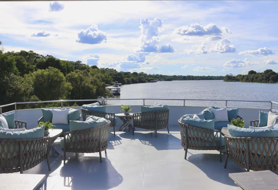 Victoria Falls: Sunset Cruise and Dinner at The Eatery - The atmosphere after dark
