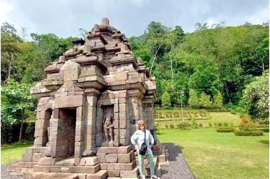 Yogyakarta: Selogriyo Temple, Rice Terraces & Waterfall Tour - Coffee and tea among the fields