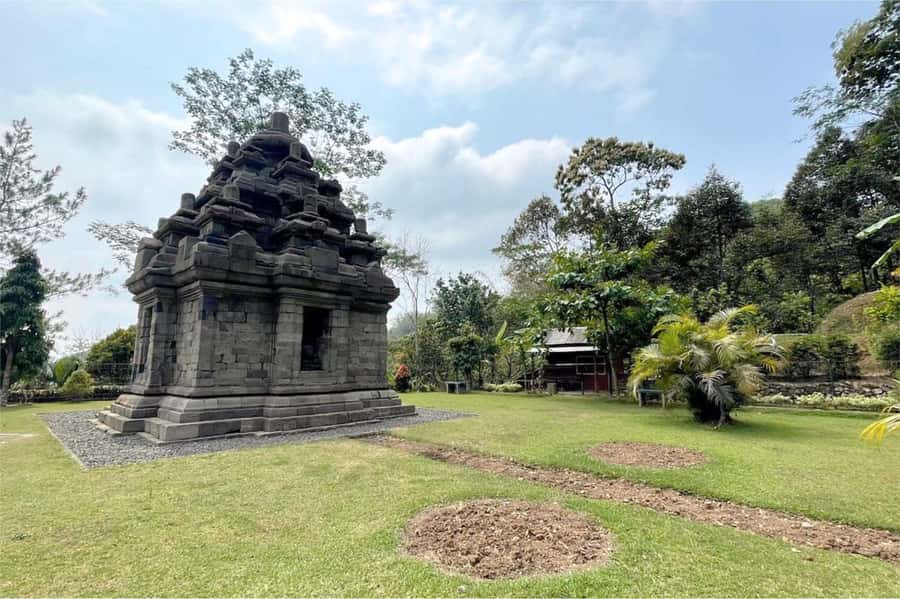 Yogyakarta: Selogriyo Temple, Rice Terraces & Waterfall Tour - Walking toward Selogriyo Temple through the rice terraces